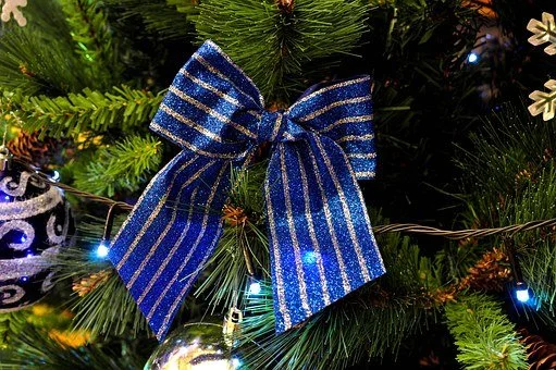adding-ribbons-to-decorate-your-christmas